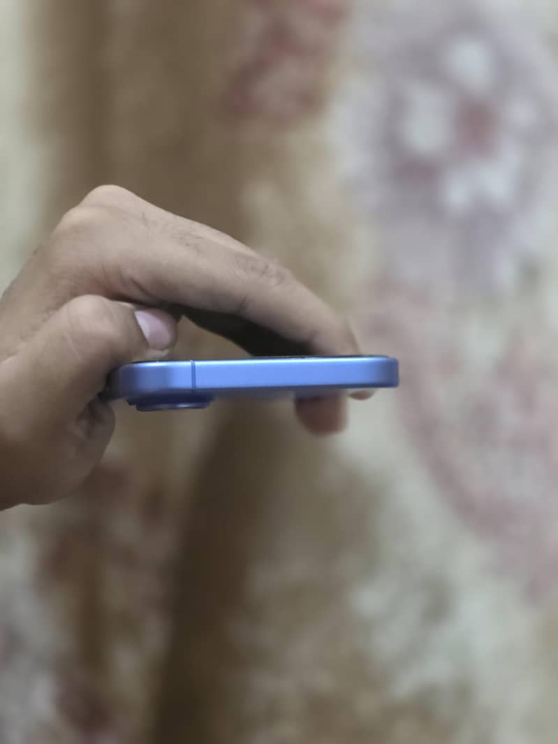 Apple iPhone 16 3