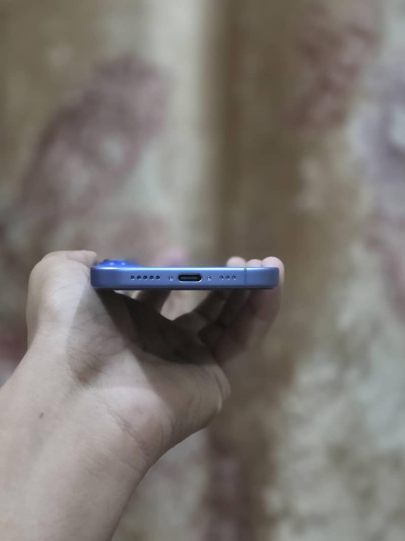 Apple iPhone 16 4