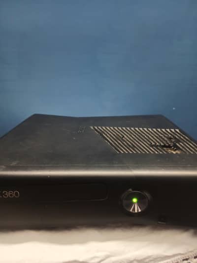 Xbox 360 slim , Good condition , urgent sale , one use only