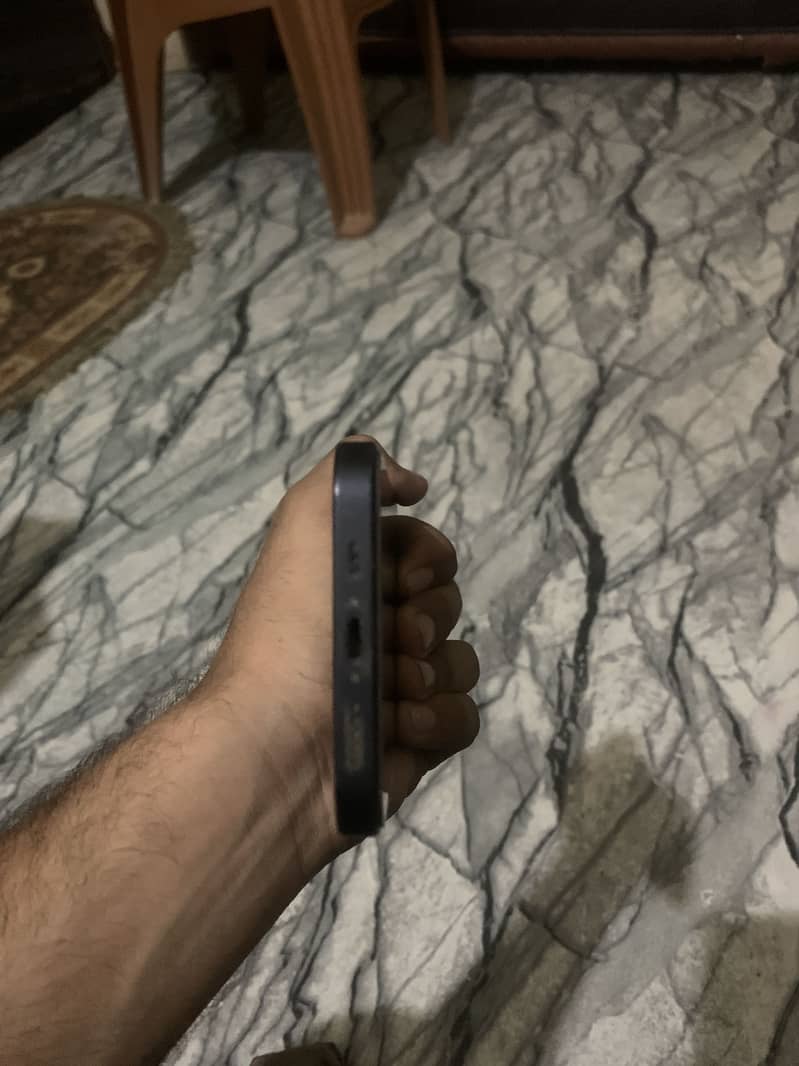 Apple iPhone 12 4
