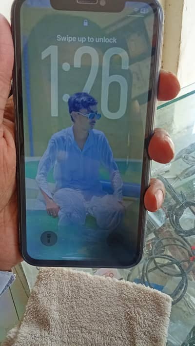 iPhone 11 64gb Mint Condition panel Minor shade see in pics