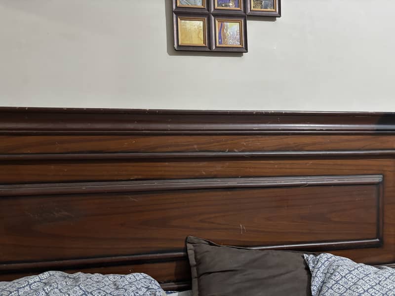 King size bed 0