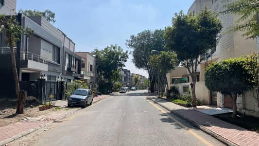 BUILDER LOCATION PLOT NO 286 FOR SALE IN NARGIS BLOCK.