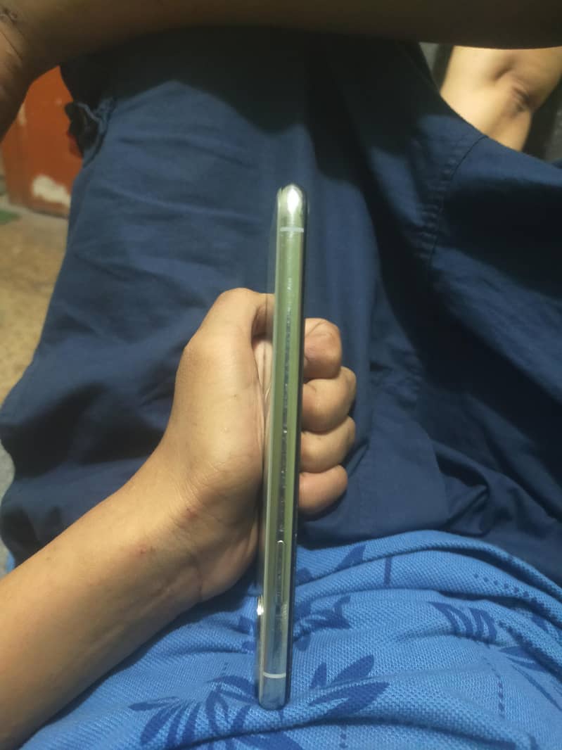 Apple iPhone X 4