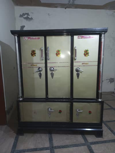 Safe Almari 3 doors for urgent sale