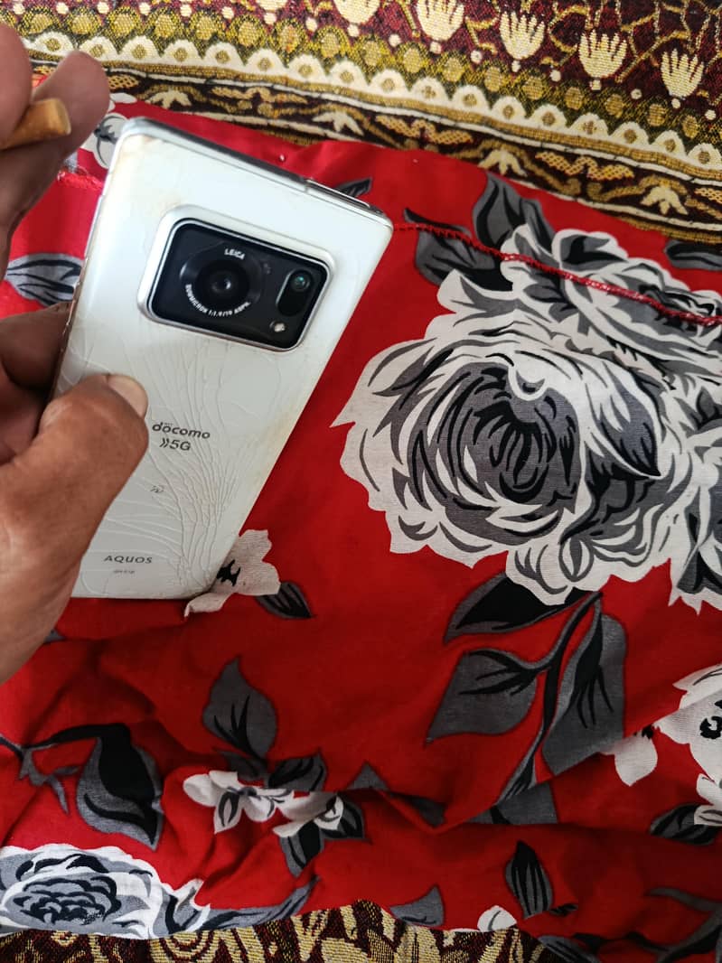 Sharp Aquos R6 8