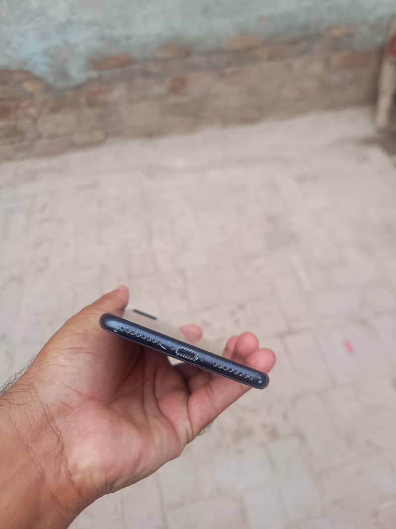 Apple iPhone 7 Plus 0