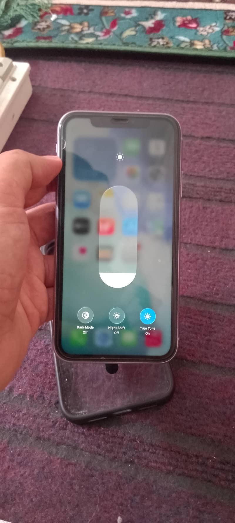 iPhone  11 4