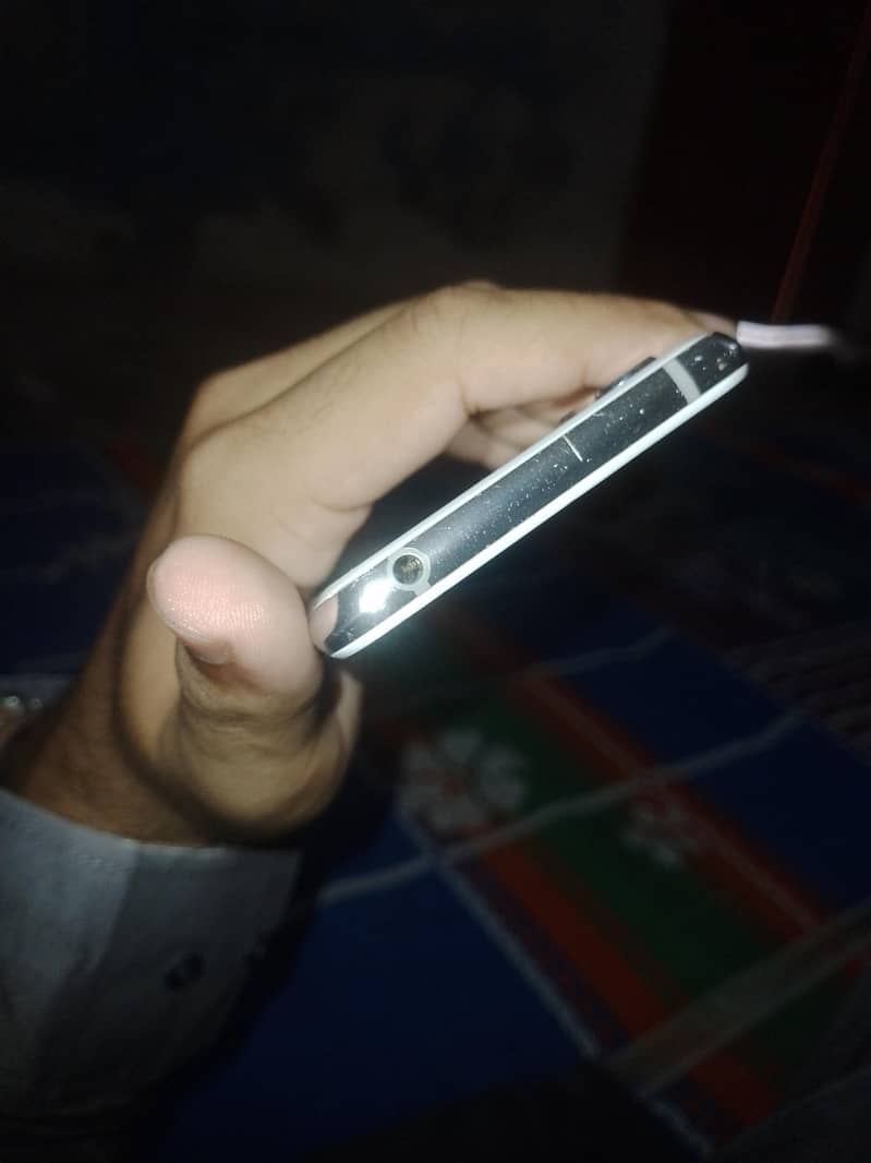 Sharp Aquos R2 3