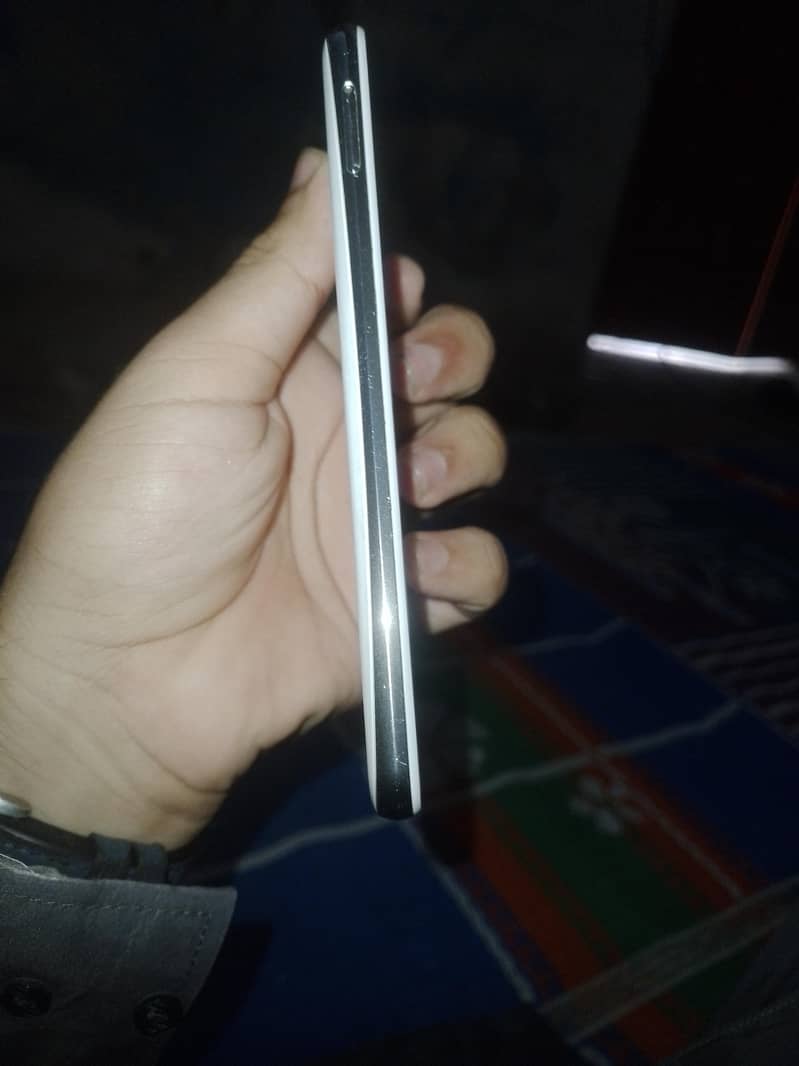 Sharp Aquos R2 4
