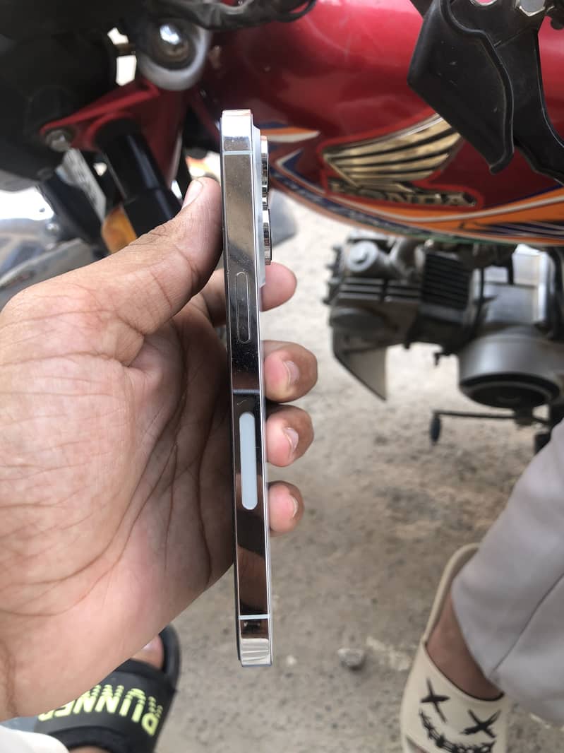 Apple iPhone 14 Pro 2
