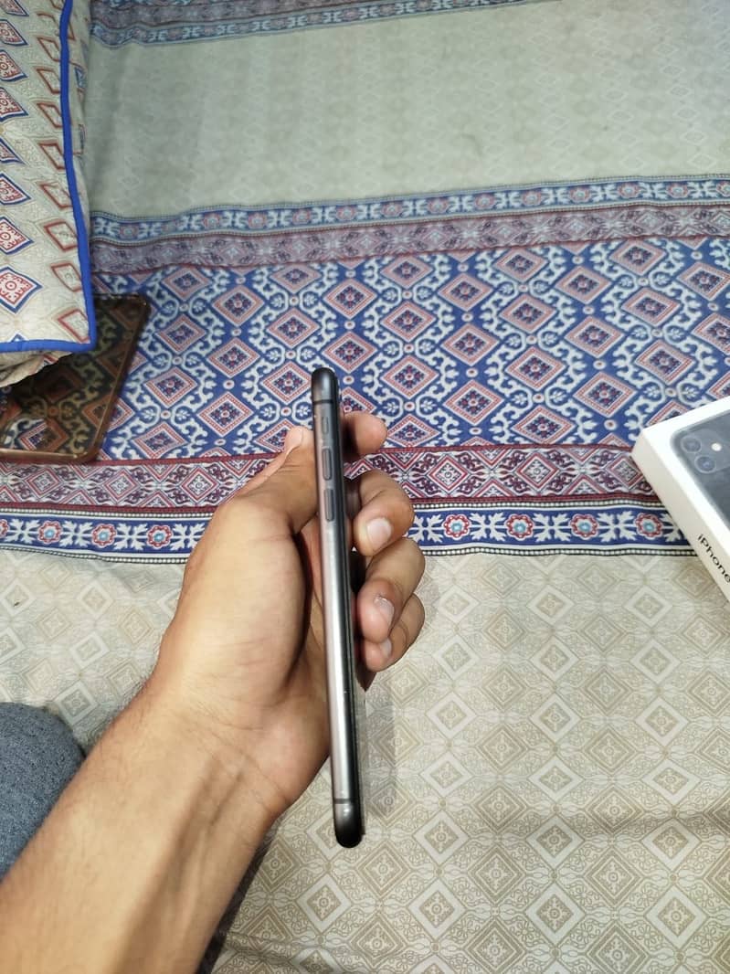 iPhone 11 3