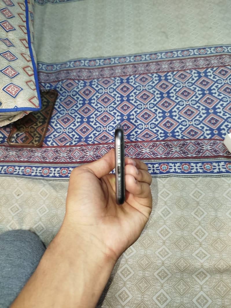 iPhone 11 4