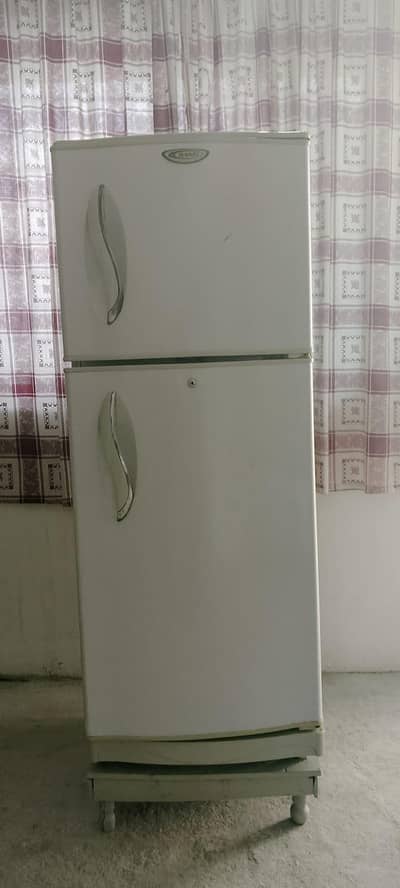 Waves Medium sized refrigerator in excellent condition