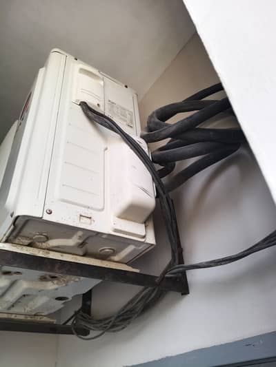 1.5 Ton Ac Gas Need Service ok Non Inverter gree 03033138362