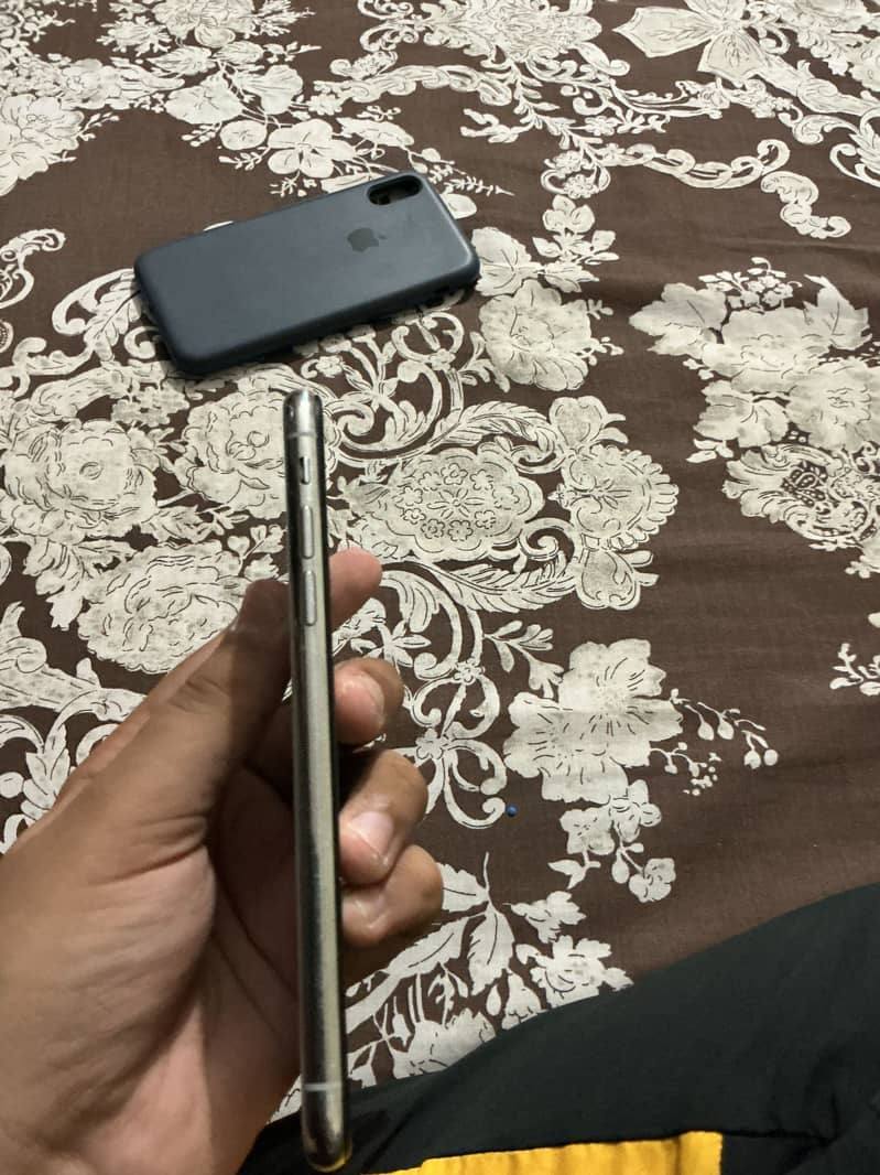 Apple iPhone X 4