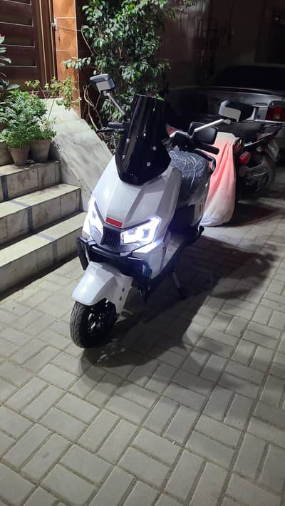 Super star s100 electric scooty