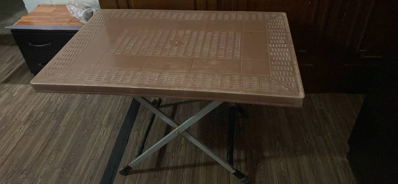 Plastic folding table 1
