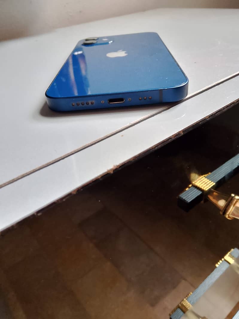 Apple iPhone 12 4