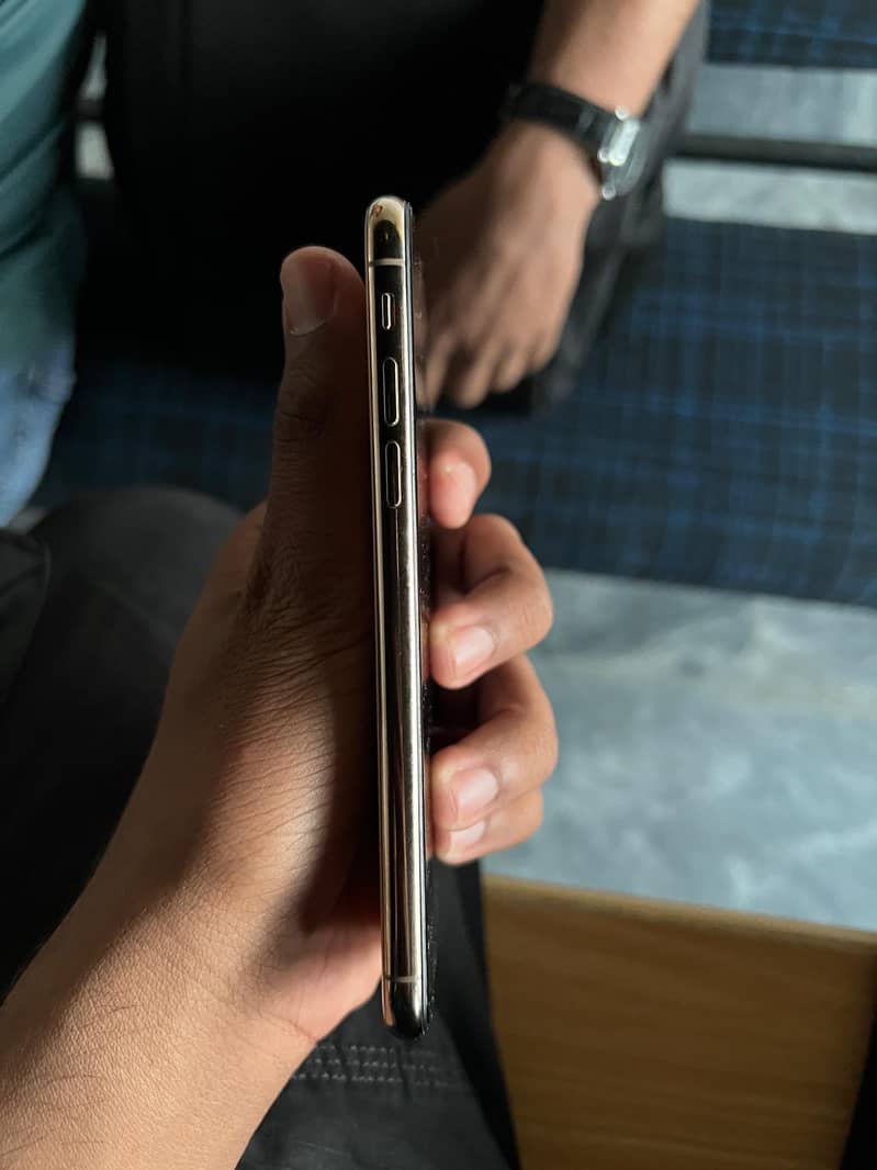 Apple iPhone XS 3