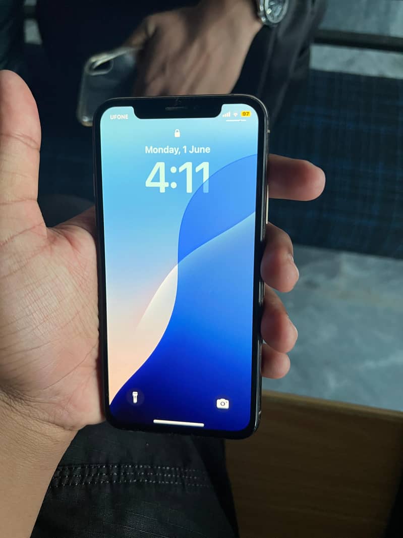Apple iPhone XS 4