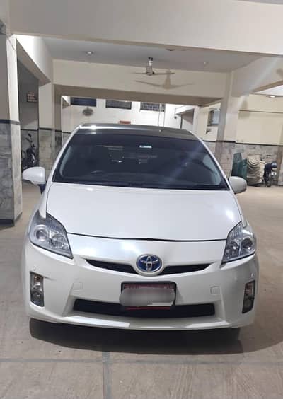 Toyota Prius 2011/2014 pearl white colour in excellent condition