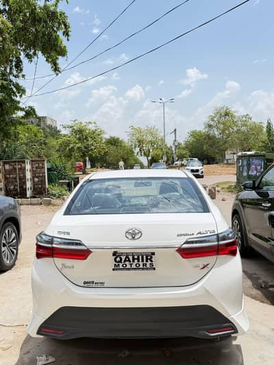 Toyota Corolla Grandy white balck