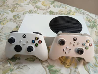 Xbox Series S + 2 Controllers ( Good condition )