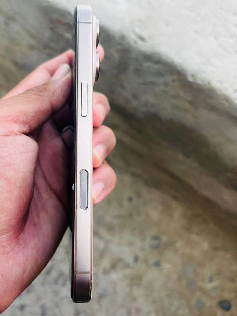 Apple Iphone 16pro 4
