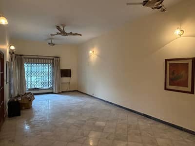 1 Kanal Double-Storey House with Basement & 2 Cars Parking on Main 60 FT Road for Sale in M Block Model Town Lahore