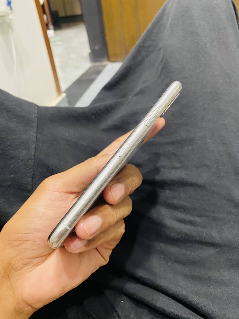 Apple iPhone X 4