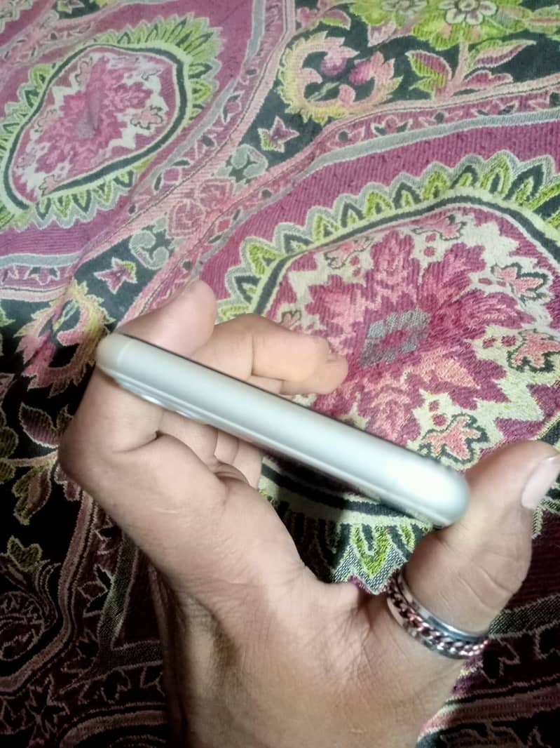 Apple iPhone 11 3