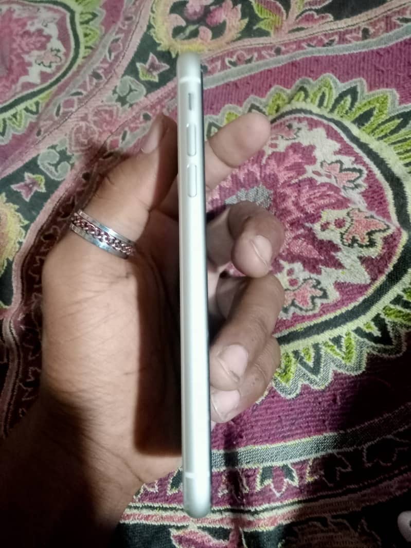 Apple iPhone 11 4