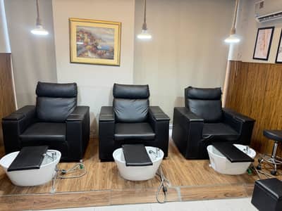 Makeup Stations, Salon Chairs, Massage Bed, Mirrors & Beauty Equipment