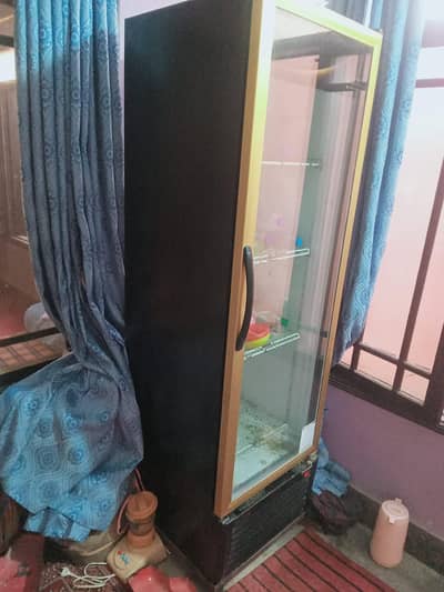 dukandar hazrat k liye ak acha or safsutra refrigerator. dukandar hazr