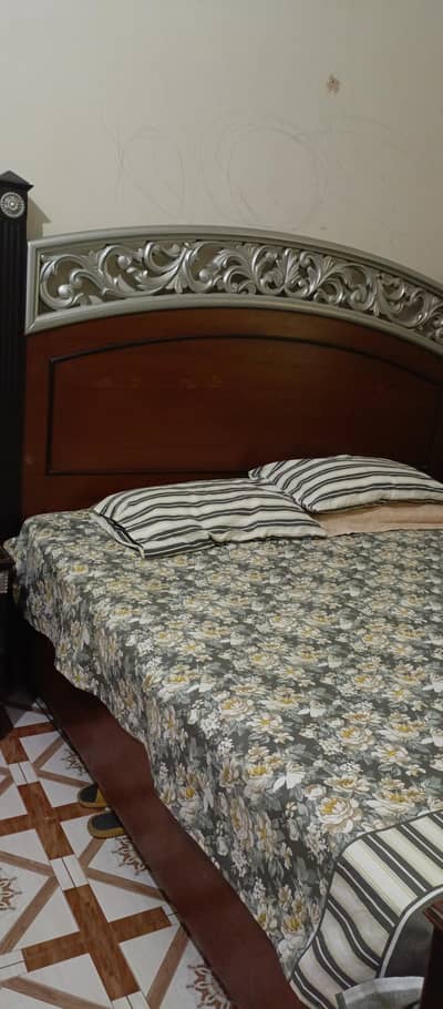 bedroom set for sell (spring mattrees free)