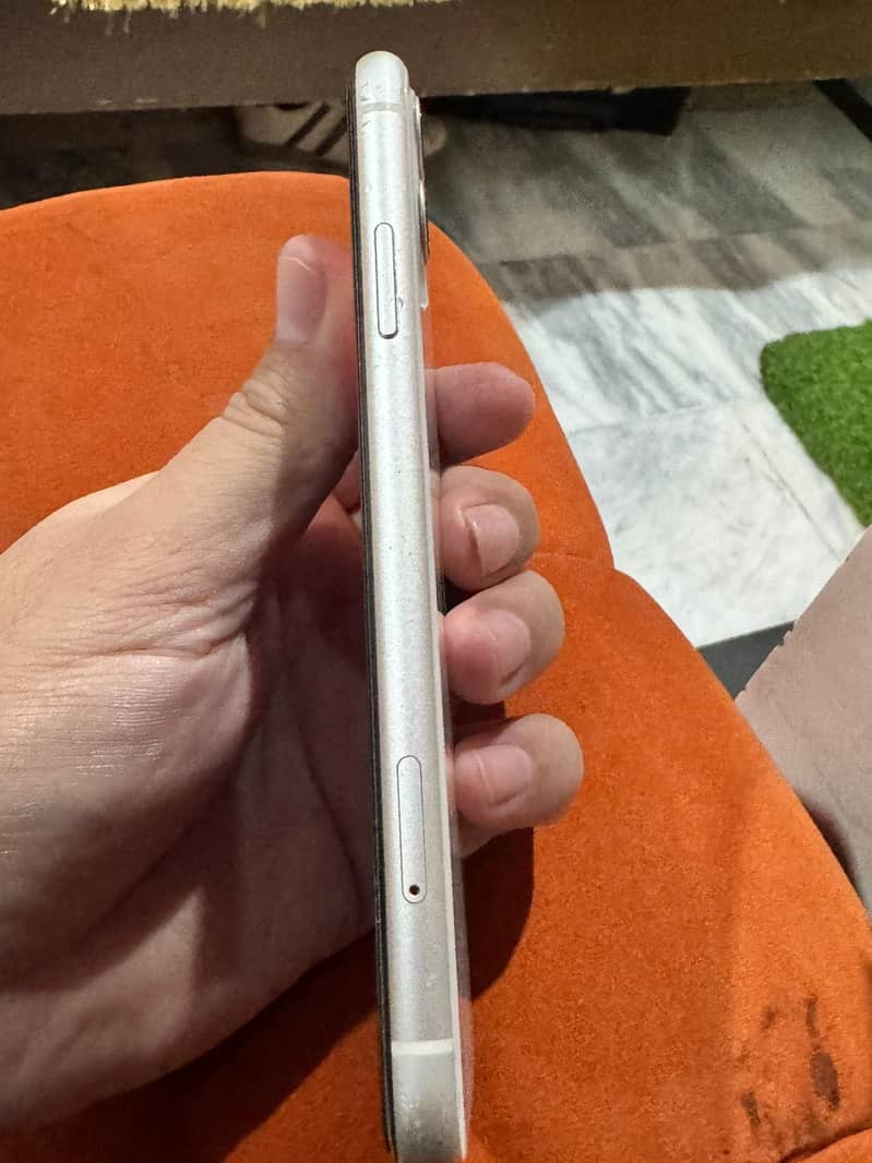 iPhone 11 4