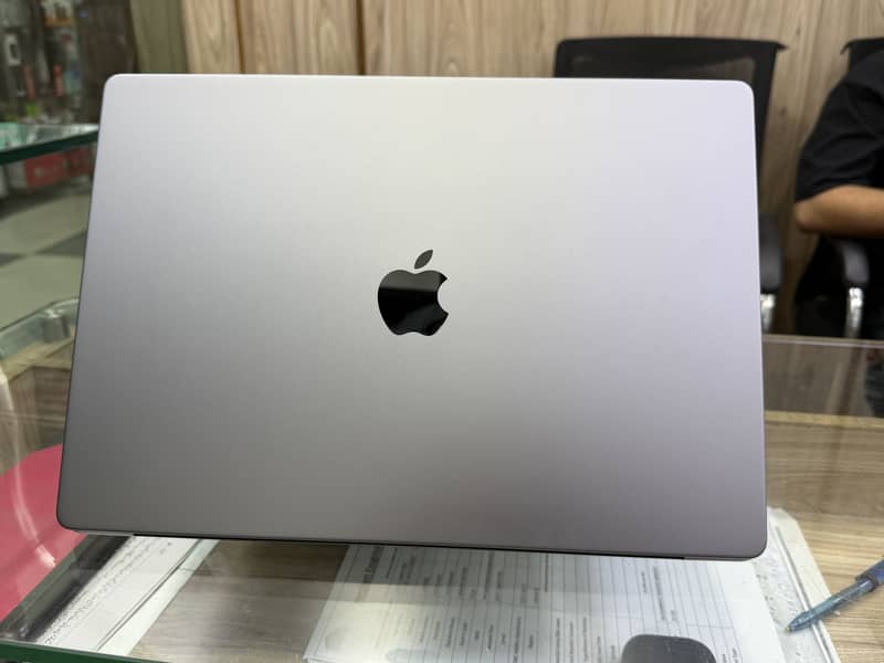 MacBook Pro M2 Max 1