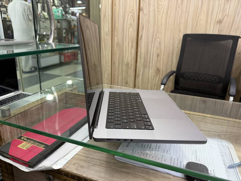 MacBook Pro M2 Max 2