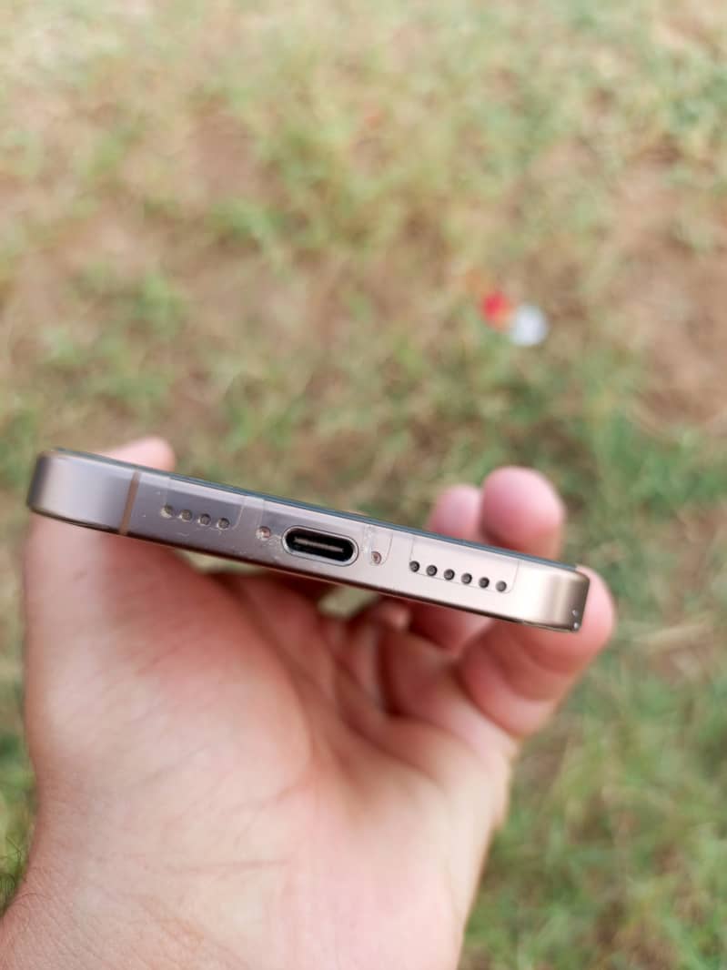 Apple iPhone 16 Pro Max 4