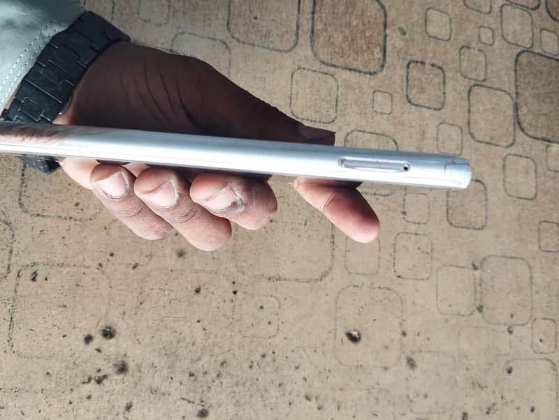 Sharp Aquos R2 5