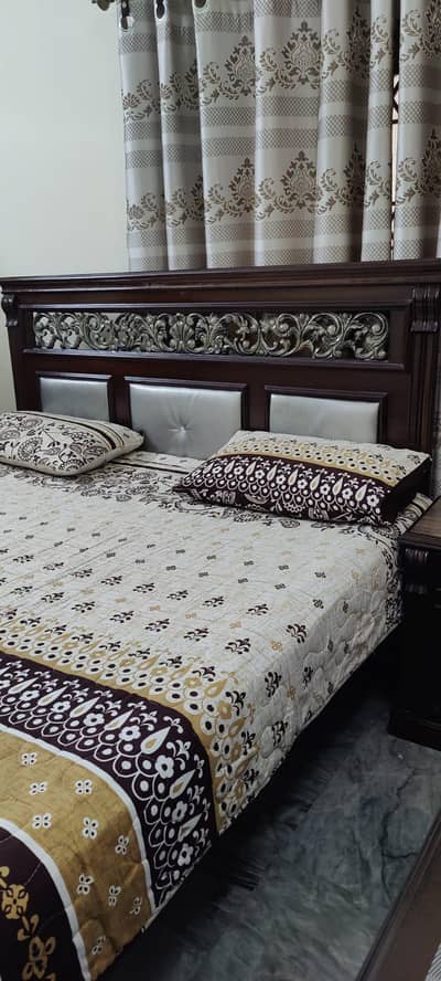 king Size double bed with spring nattres 2 side table and dressing tab