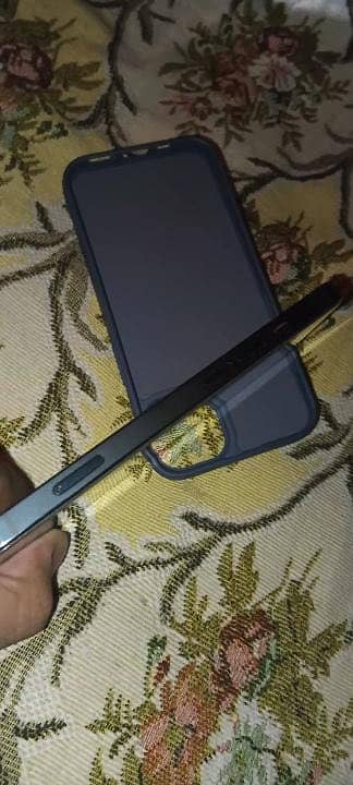 Apple iPhone 13 8