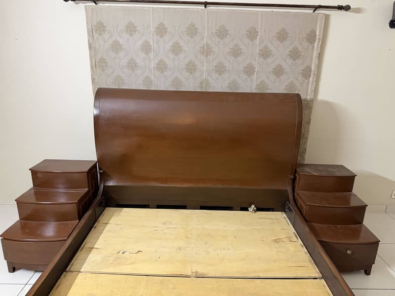 Solid wood bed 0