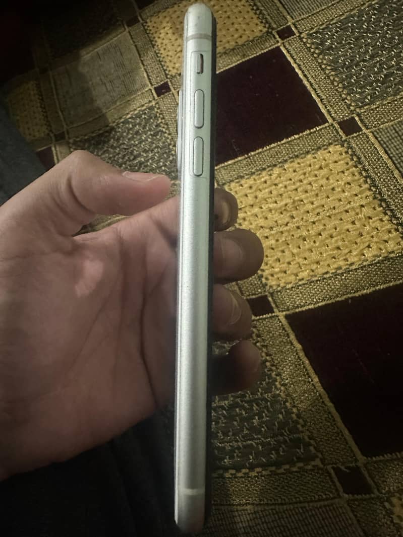 Apple iPhone 11 3