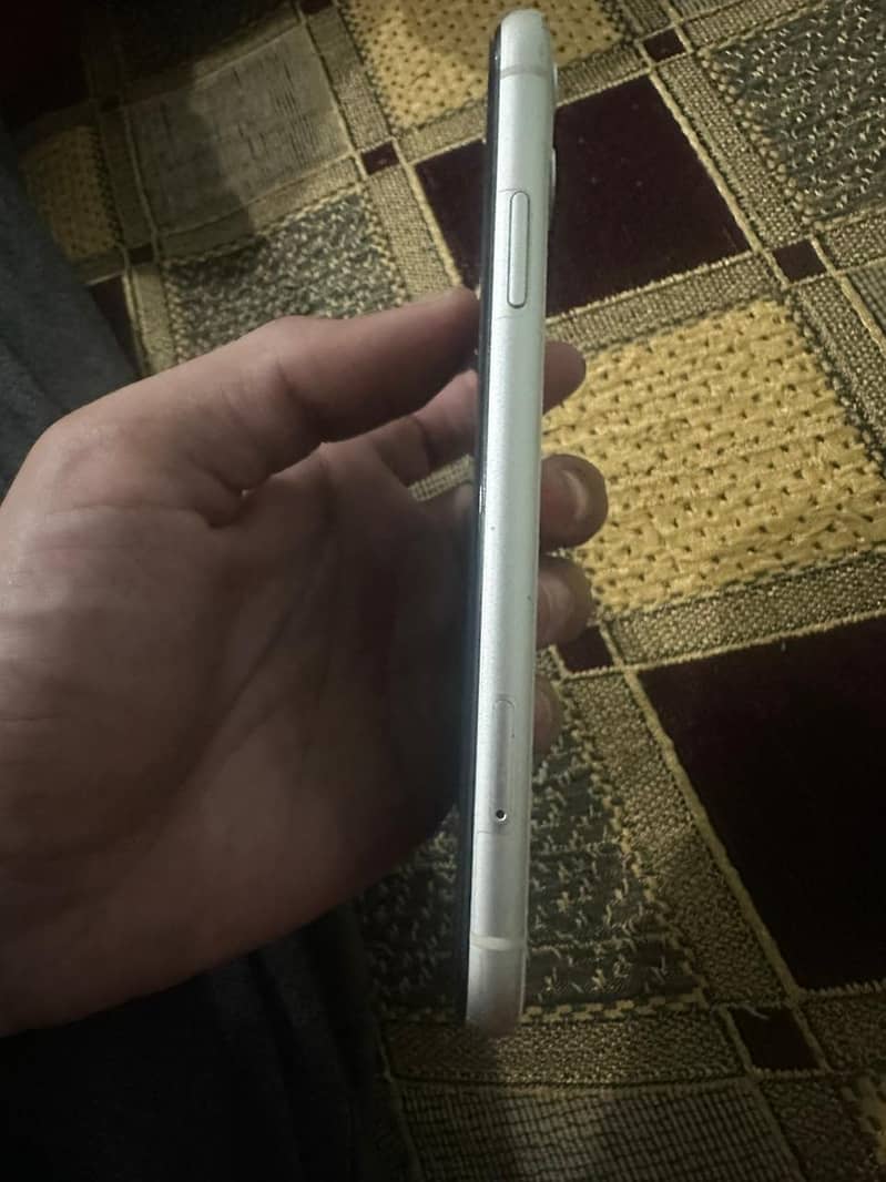 Apple iPhone 11 4