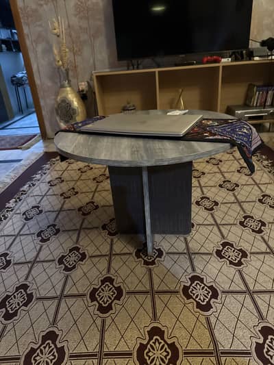 new condition round coffee table for urgent sale
