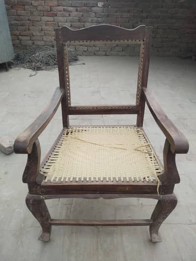 4 chairs Hain Bilkul saaf Hain sirf Bunai hogiii