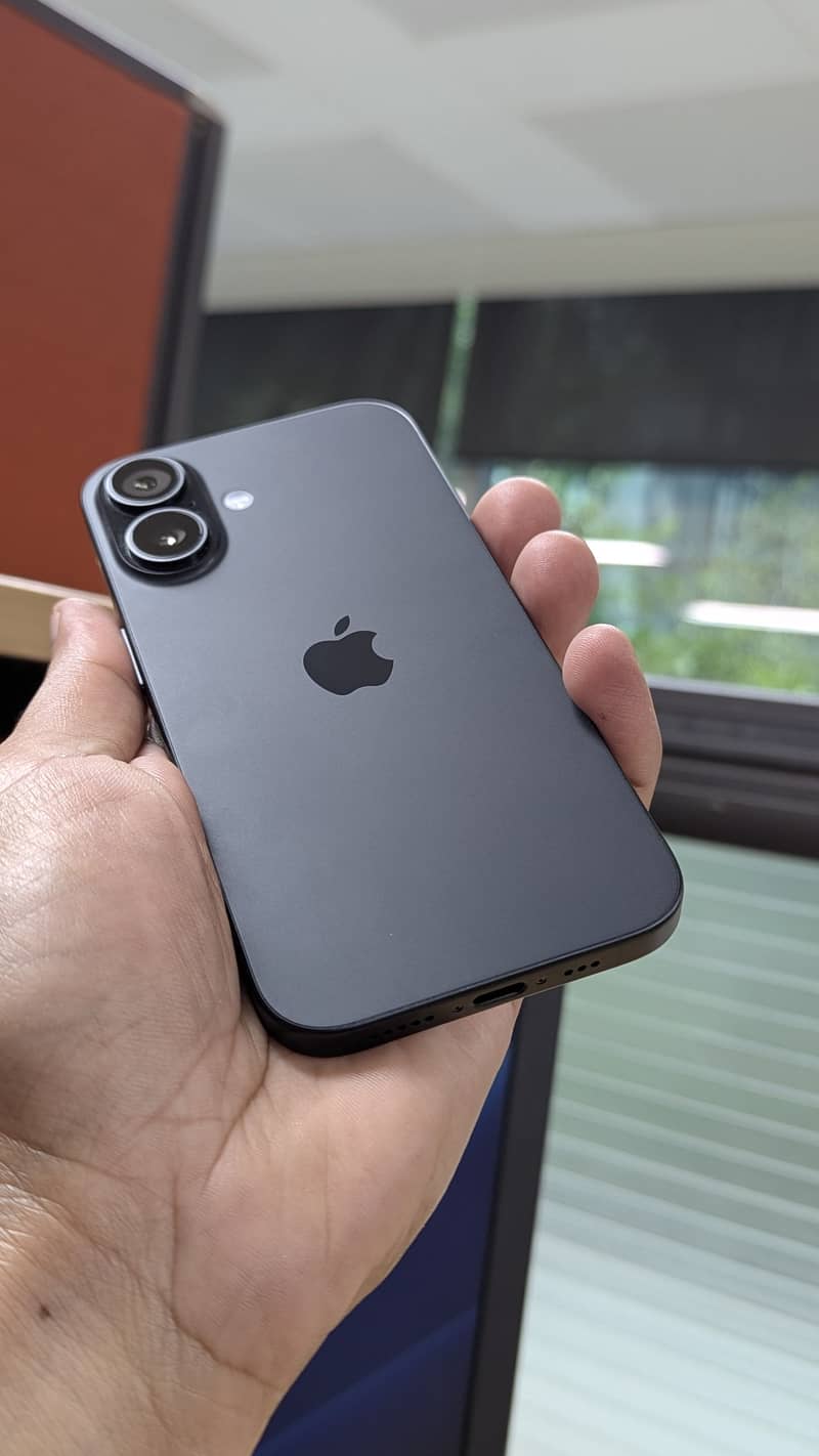 Apple iPhone 16 3