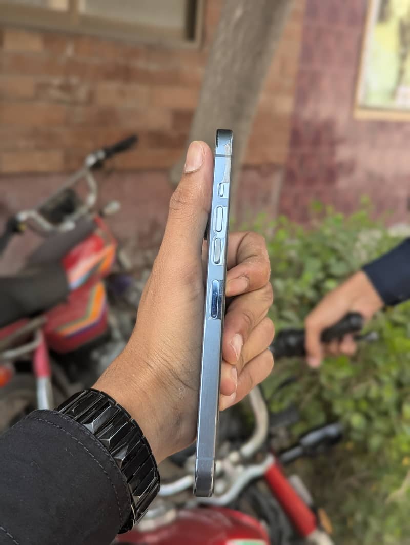 Apple iPhone 13 Pro Max 4